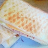 定番　ベーコン・レタス・チーズのサンドイッチ